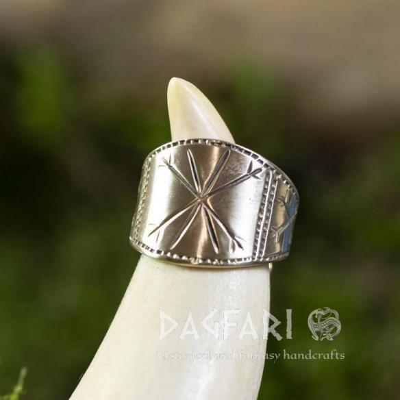 Replika - Mosazný ručně tepaný prsten se vzorem Vločka