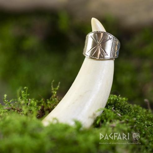 Replika - Mosazný ručně tepaný prsten se vzorem Vločka