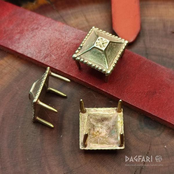 Dekorative Gürtelbeschläge aus Messing Brust