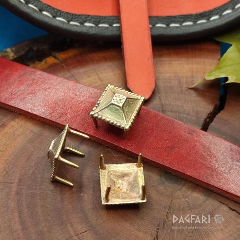 TRUHLA - Mosazné ozdobné kování na opasek (vrcholný a pozdní středověk)