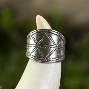Brass hand wrought ring with pattern with rays