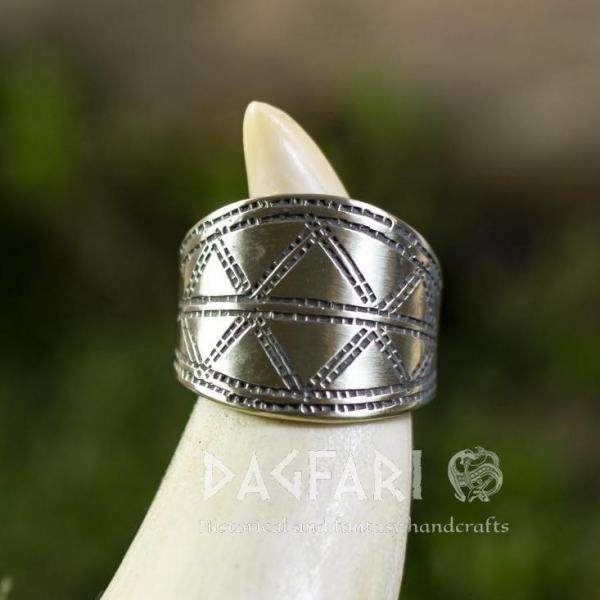 Brass hand wrought ring with pattern with rays