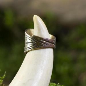 Brass hand wrought ring with pattern with rays 2