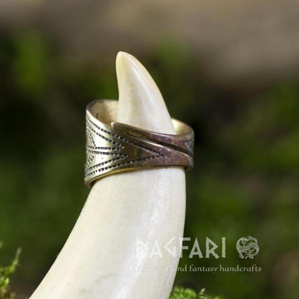 Brass hand wrought ring with pattern with rays