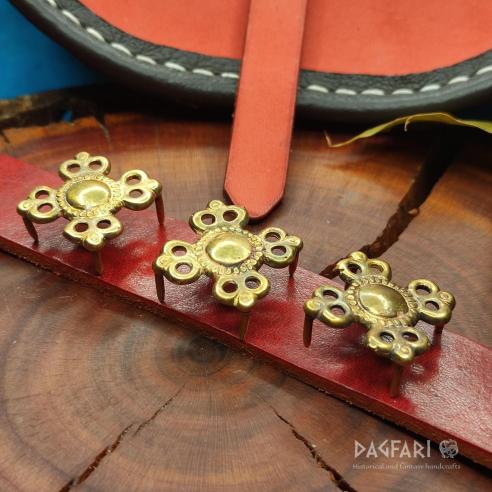 Heřmánek - Mosazné ozdobné kování na opasek