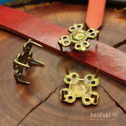 Heřmánek - Mosazné ozdobné kování na opasek