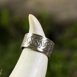 Mosazný ručně tepaný prsten se vzorem nordického uzlu