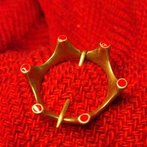 Karel - Ozdobná spínací brož na středověký kostým, červený email 2