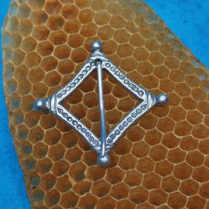 Kunhuta - Postříbřená čtvercová spona na středověký kostým