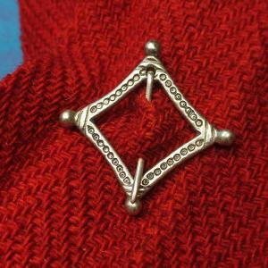 Kunhuta - Postříbřená čtvercová spona na středověký kostým 2