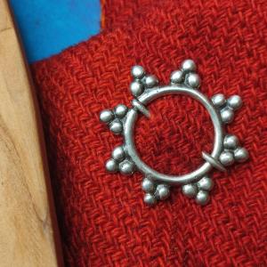 Lucille - Postříbřená prstencová brož na středověký kostým