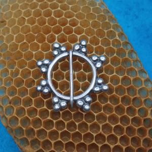 Lucille - Postříbřená prstencová brož na středověký kostým 2