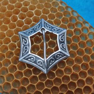 Konrád - Šestihranná postříbřená brož na výstřih středověkého kostýmu