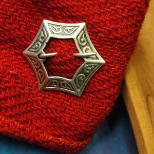 Konrád - Šestihranná postříbřená brož na výstřih středověkého kostýmu 2