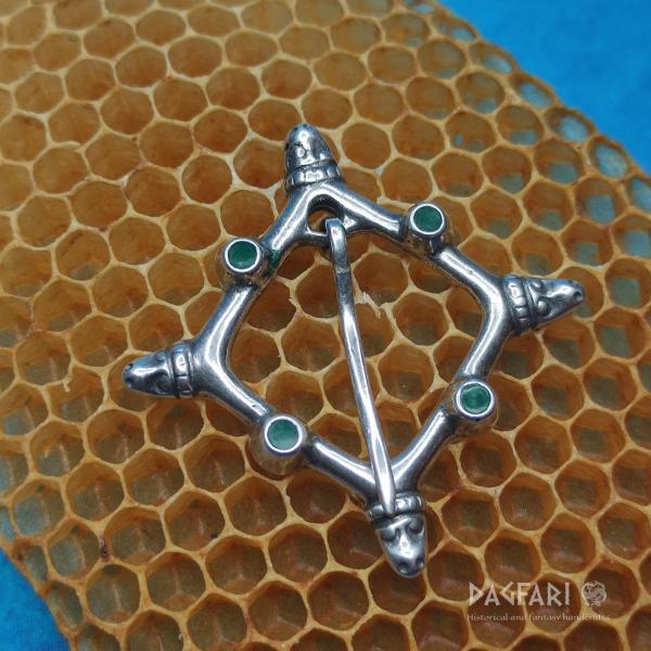 Kuna - Postříbřená emailová spínací brož se zvířecími hlavami