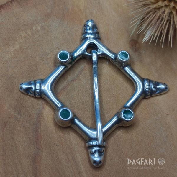 Kuna - Postříbřená emailová spínací brož se zvířecími hlavami