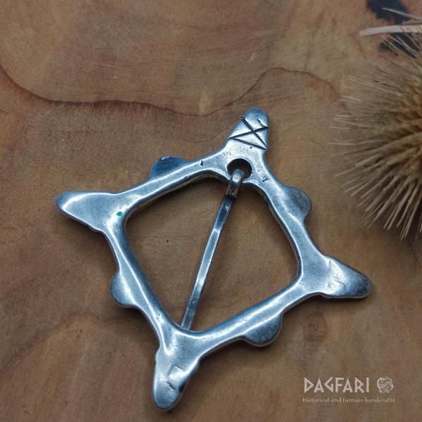 Kuna - Postříbřená emailová spínací brož se zvířecími hlavami