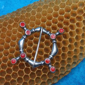 Filip - Postříbřená středověká brož ke krku, červený email