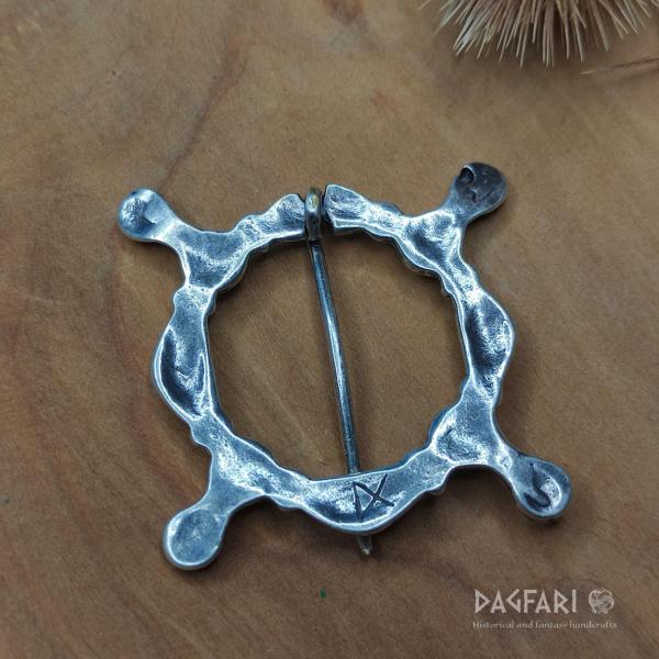 Versilberte mittelalterliche Halsfibel, rote Emaille - Philipp