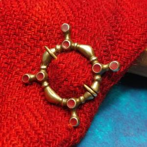 Filip - Mosazná emailová středověká brož ke krku, červený email