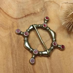 Filip - Mosazná emailová středověká brož ke krku, červený email 2