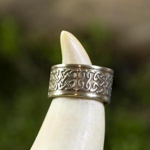 Ručně tepaný prsten z mosazi se vzorem středověkého pletence