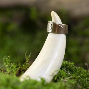 Ručně tepaný prsten z mosazi se vzorem středověkého pletence 2