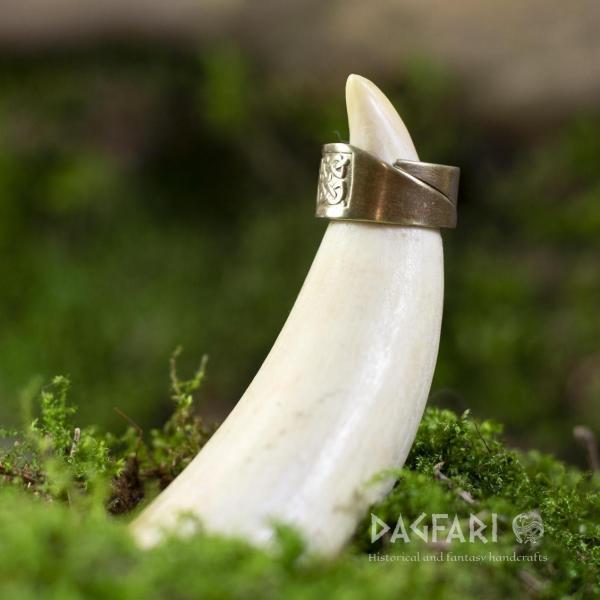 Ručně tepaný prsten z mosazi se vzorem středověkého pletence