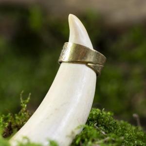 Hand wrought brass ring with knotted roots motif 2