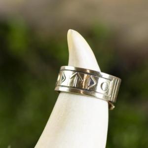 Ring mit Runen für physische und psychische Kraft - Messing, handgeschmiedet