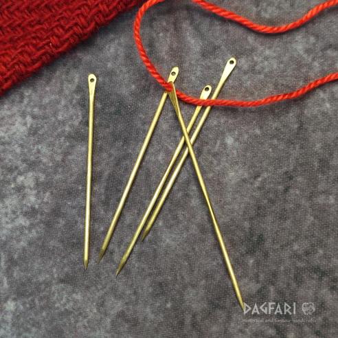 Střední mosazná jehla na šití, hladká - pevná - středověká