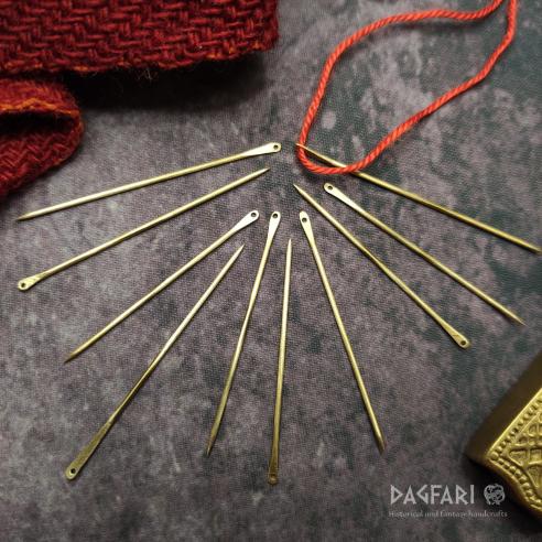 Mittlere Messingnadel, glatt - massiv - mittelalterlich