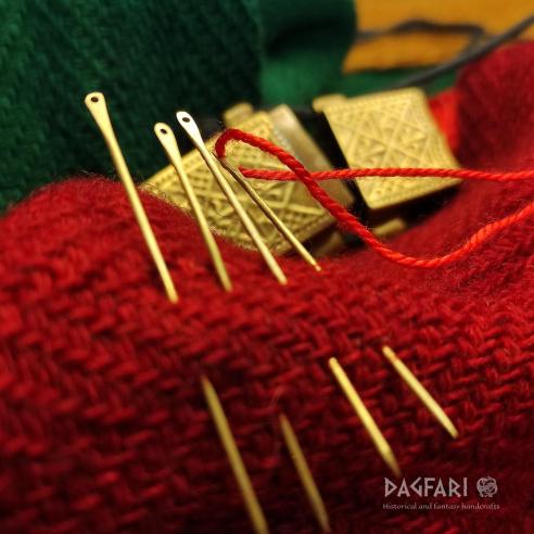 Mittlere Messingnadel, glatt - massiv - mittelalterlich