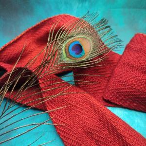 Paví peří - 1 krátké dekorativní pero z páva korunkatého pro marnivce