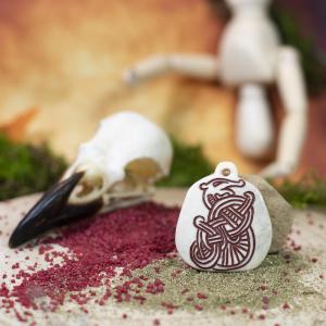 Medailon Jörmungandr - jelení paroh, červený 2