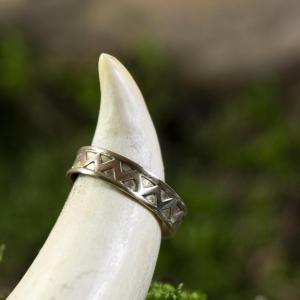 Mosazný ručně tepaný prsten se vzorem Klikatice