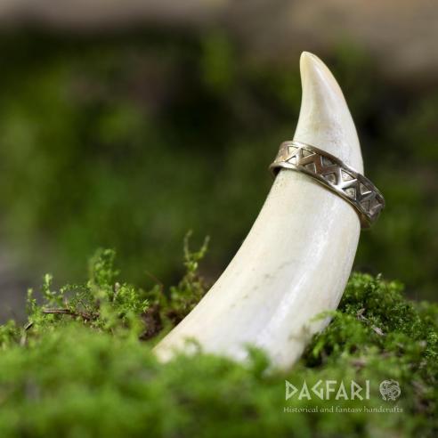 Handgeschmiedeter Ring aus Messing mit Muster Zick-Zack