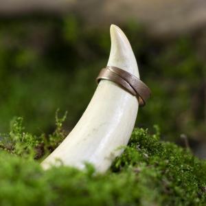 Mosazný ručně tepaný prsten se vzorem Klikatice 2