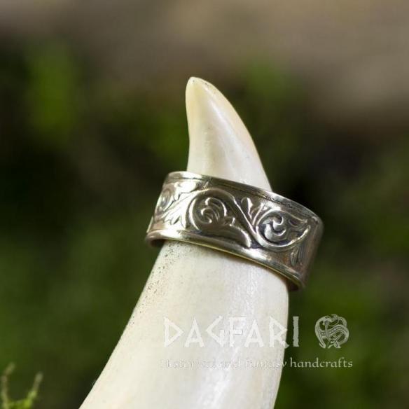 Handgeschmiedeter Ring aus Messing mit Muster Avar Flora