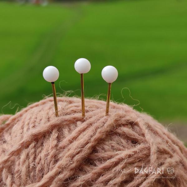 MRAMOR Ručně vyrobený bílý špendlík se skleněnou hlavičkou