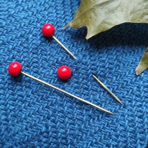 KORAL Ručně vyrobený červený špendlík se skleněnou hlavičkou