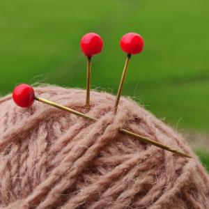 KORAL Ručně vyrobený červený špendlík se skleněnou hlavičkou 2