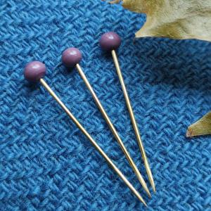 PURPUR Ručně vyrobený špendlík se skleněnou fialovou hlavičkou