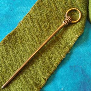 Bronze sheath pin with a circle from Birka, Fibula with ring