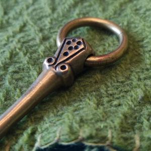 Bronze sheath pin with a circle from Birka, Fibula with ring 2