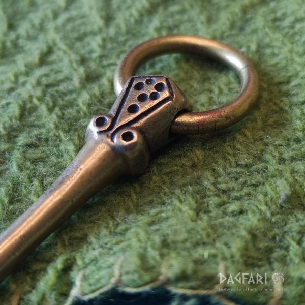 Bronze sheath pin with a circle from Birka, Fibula with ring
