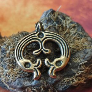 Ženský ochranný amulet - LUNETA - Bronzová lunice z Nitranského knížectví, Slovensko