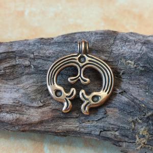 Ženský ochranný amulet - LUNETA - Bronzová lunice z Nitranského knížectví, Slovensko 2