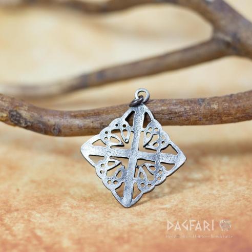 Amulett mit Herzen, keltischer Knoten