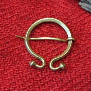 ANTIK buckle - Brass omega brooche fibula from Roman provinces